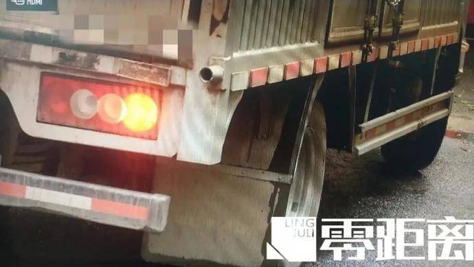 车保险盖开启方法