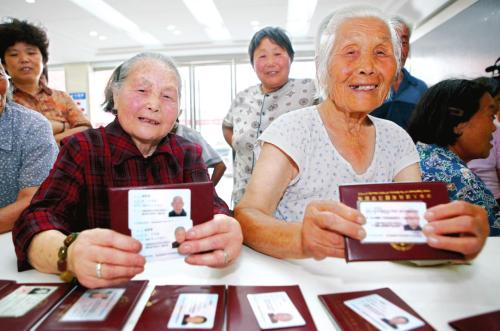 退休职工怎么领取医保？