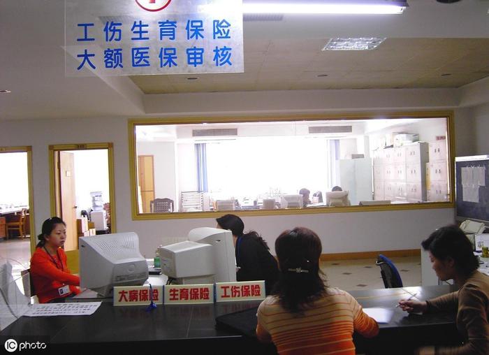 公司生育保险怎么使用医保，解答职工关于产假期间医疗费用报销的疑问