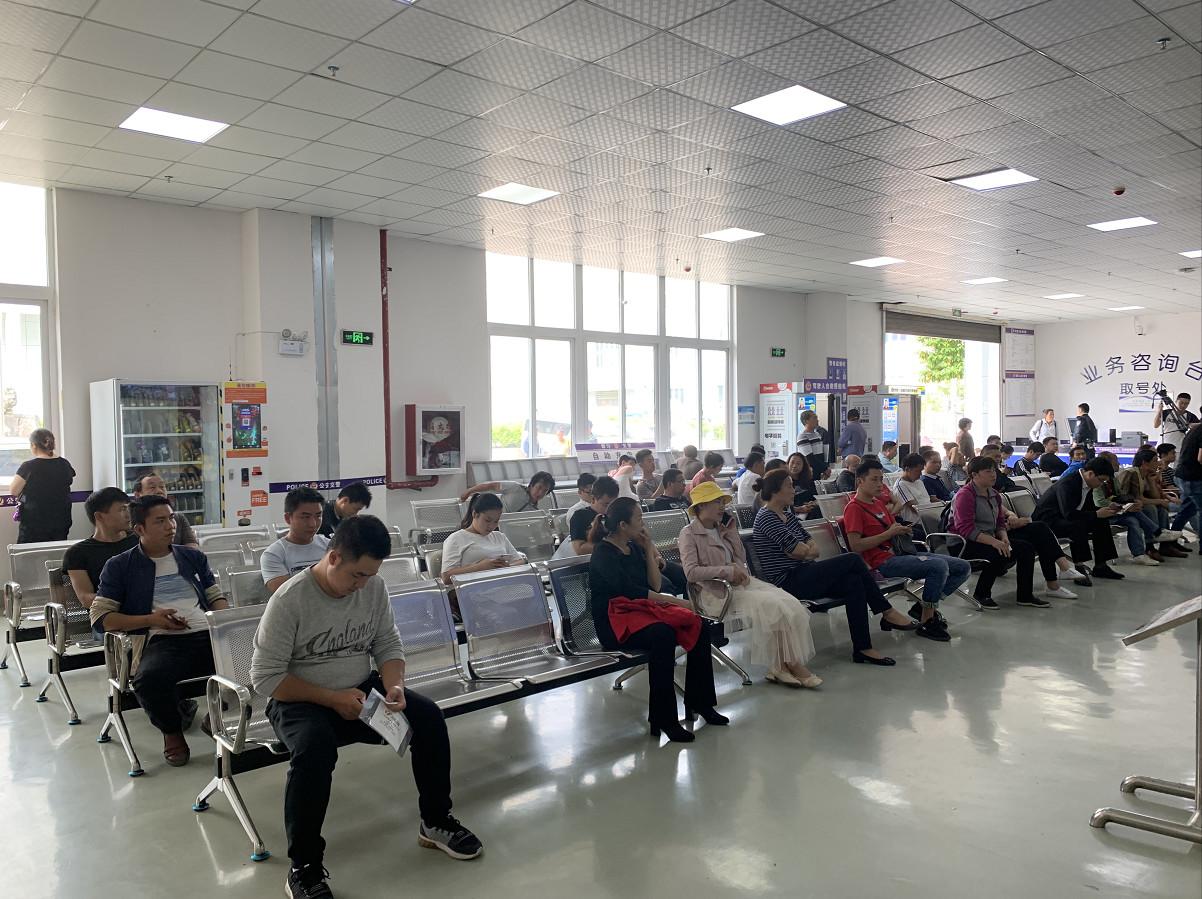 保险怎么交保单？